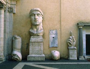 Fragmentos de uma estátua colossal de Constantino, o Grande (mármore)